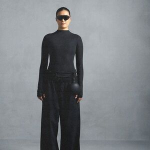 HTF! SKIMS NIKE WEIGHTLESS LAYERS MOCK NECK LONG SLEEVE TOP OBSIDIAN XS